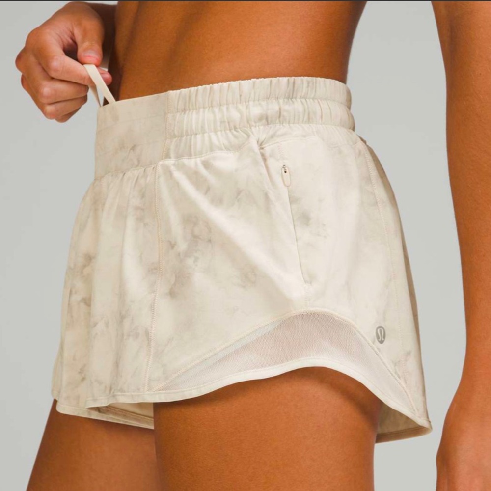 ✨🆕Lululemon Hotty Hot Low Rise Short
2.5" Aquila White Opal Multi / Opal✨NWOT